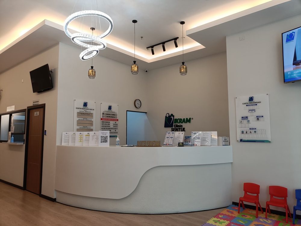 Kaunter pendaftaran dan ruang menunggu klinik