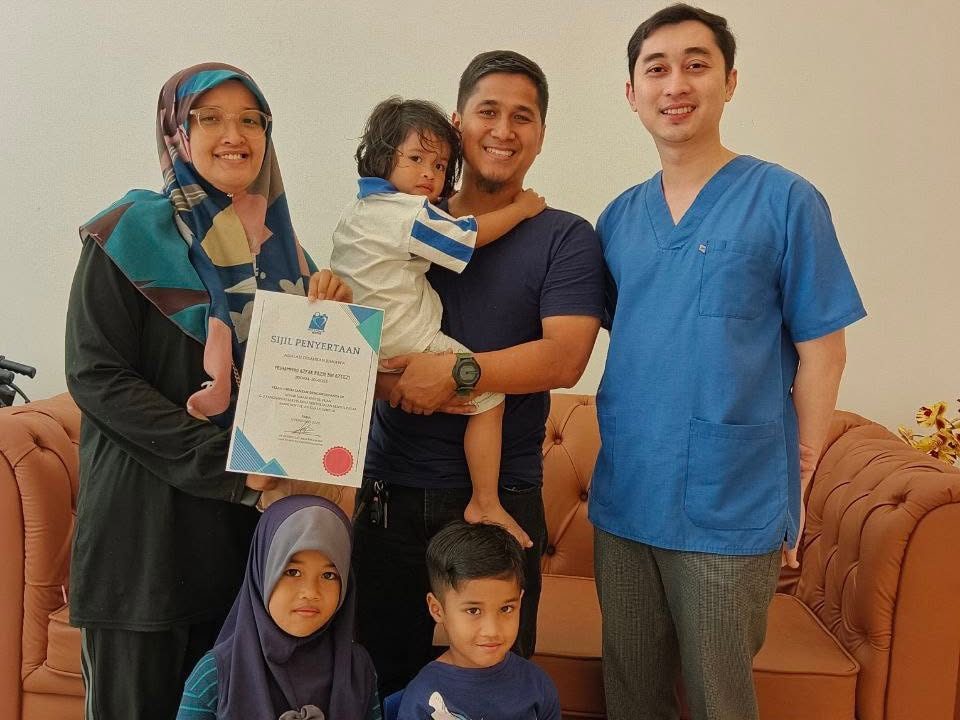 Doktor bersama sebuah keluarga di klinik