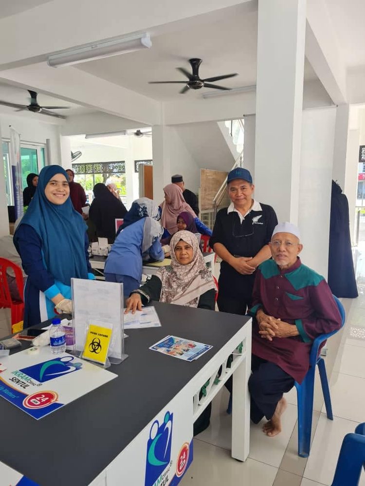 Kakitangan klinik bersama pesakit dalam program komuniti